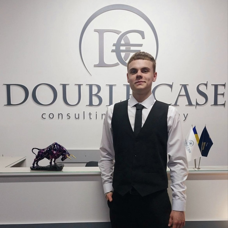 Фінансовий консультант Double Case - Окарський Акім